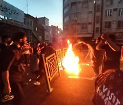 히잡 불태운 남성들.. 심상찮은 이란, 목숨건 시위 확산