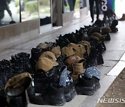 줄지어 선 미 항모강습단 승조원들 군화