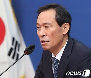 우상호, 尹 발언-해명 논란에 "한국서 시간 끌며 욕먹고 끝내자는 것"