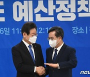 악수하는 이재명 대표와 김동연 경기지사