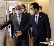 이창양 장관·이인용 사장, '먼저 가세요'