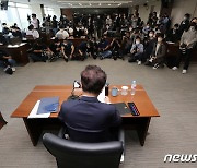 많은 관심 속에 대우조선해양 관련 기자간담회 갖는 강석훈 회장