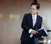 대우조선 관련 간담회 마친 강석훈 회장