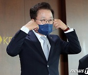 간담회 마치고 마스크 쓰는 강석훈 회장