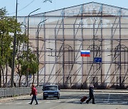 마리우폴서 펄럭이는 러시아 국기..주민투표 강행에 러 합병 '초읽기'
