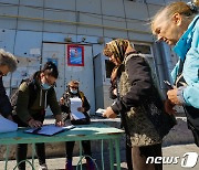 투표용지 받는 마리우폴 시민들..러 합병 '초읽기'