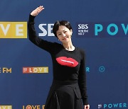 [E포토] 염정아, '손인사도 뮤지컬의 한 장면처럼'