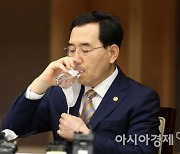 [포토]물 마시는 이창양 산업통상자원부 장관