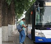 중국, 버스 기사에 '전자팔찌' 착용 지시.."감정 실시간 관찰"