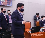 이양수 국민의힘 간사와 대화하는 소병훈 농해수위 위원장