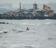 시속 240km 강풍 품은 태풍 '노루'..필리핀 루손 섬 상륙