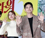 [포토] 박세완-옹성우, '손인사도 귀엽게~'