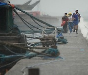 태풍 '노루' 필리핀 상륙..주민 수천 명 대피