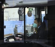 中, 버스 운전사에 '전자 팔찌' 왜?.."건강·감정 실시간 관찰"