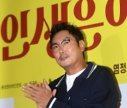 [포토] 조진웅, '인생은 아름다워 박수쳐~'