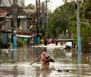 최대 시속 240km 태풍 '노루', 필리핀 강타..관공서·학교 폐쇄
