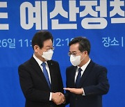 이재명, 대선 후 첫 '정치적 고향' 방문..지역화폐·기초연금 '민생 성과' 띄우기