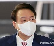 순방 마치고 대통령실 청사 출근하는 윤 대통령