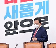 비상대책위원회의 참석하는 주호영 국민의힘 원내대표