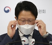 안경 고쳐쓰는 방문석 장애인이동편의증진 특위위원장