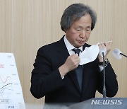 브리핑에 앞서 마스크 벗는 정기석 위원장