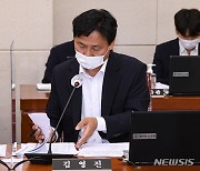 자료 살펴보는 김영진 더불어민주당 간사