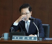 물 마시는 강석훈 산업은행 회장