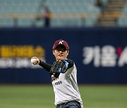 '싱어게인2' 김기태, 애국가 제창→시구..'승리 요정'