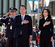 尹대통령 캐나다 국가에 '가슴에 손' 경례 [김유민의 돋보기]