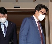 장제원만 벤치로? '주전 공격수' 자처하는 권성동