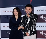 [T포토] 박효주-김민재 '다정하게 팔짱끼고'