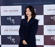 [T포토] 박효주 '수트로 멋내고'