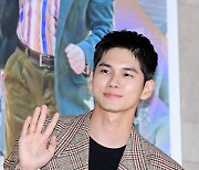 [T포토] 옹성우 '극장 밝히는 훈훈함'