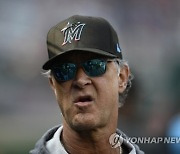 Marlins-Mattingly Out Baseball