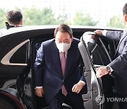 출근하는 윤석열 대통령