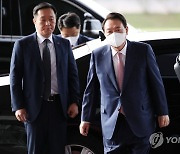 출근하는 윤석열 대통령