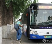 중국, 버스 운전사에 '전자팔찌' 논란.."감정 실시간 관찰"