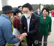 원희룡, 대구경북 통합신공항 부지 주민과 인사