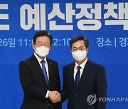 李, '정치적 고향' 경기 찾아 지원 약속..김동연과 공조 과시도