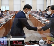 이채익 행안위원장과 악수하는 이해식