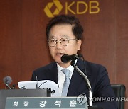 브리핑하는 강석훈 산업은행 회장