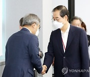 외국인 투자기업 관계자와 인사하는 한덕수 국무총리