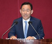 [포토]주호영 원내대표, '국회 운영위원장으로 선출'