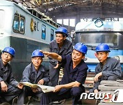 생산 다그치는 북한 전기기관차연합기업소.."당 결정 결사 관철"