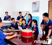 '경제선동'으로 생산 다그치는 북한 기동예술선동대원들
