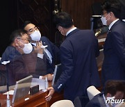 의원들과 대화하는 박홍근 원내대표