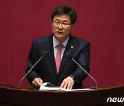 '한미동맹 지속 발전 촉구 결의안' 심사 보고하는 이헌승