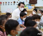 [속보] 尹 "지역사회·국가가 보육 책임..교육·돌봄 통합 제공해야"