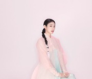 분홍저고리-옥색치마..김연아 디자인 한복, 런던 패션쇼 오른다