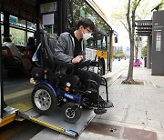 장애인도 아무 버스 타는 세상, 10년 걸린다.."이동권은 기본권"